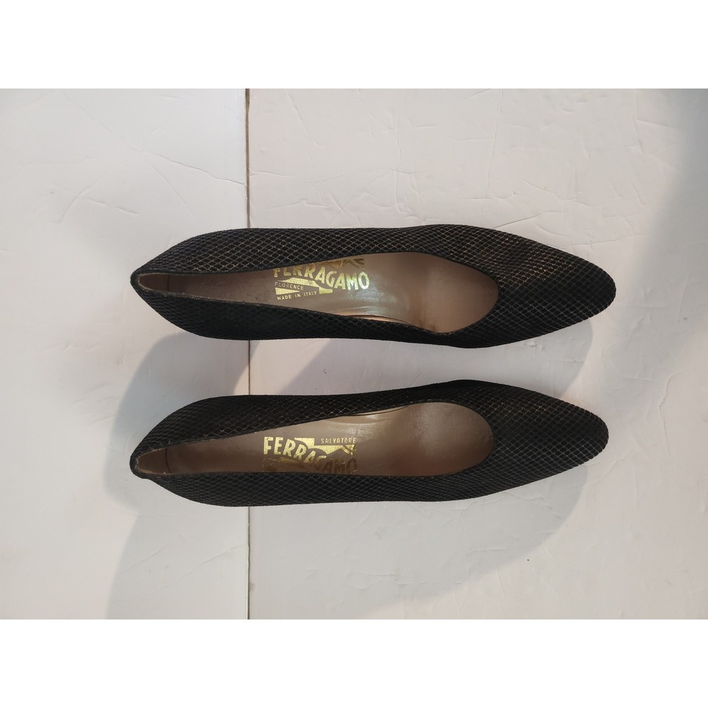 Classic Salvatore Ferragamo Black Textured Leather Pumps Kitten Heel Italy 9.5 - Picture 2 of 6